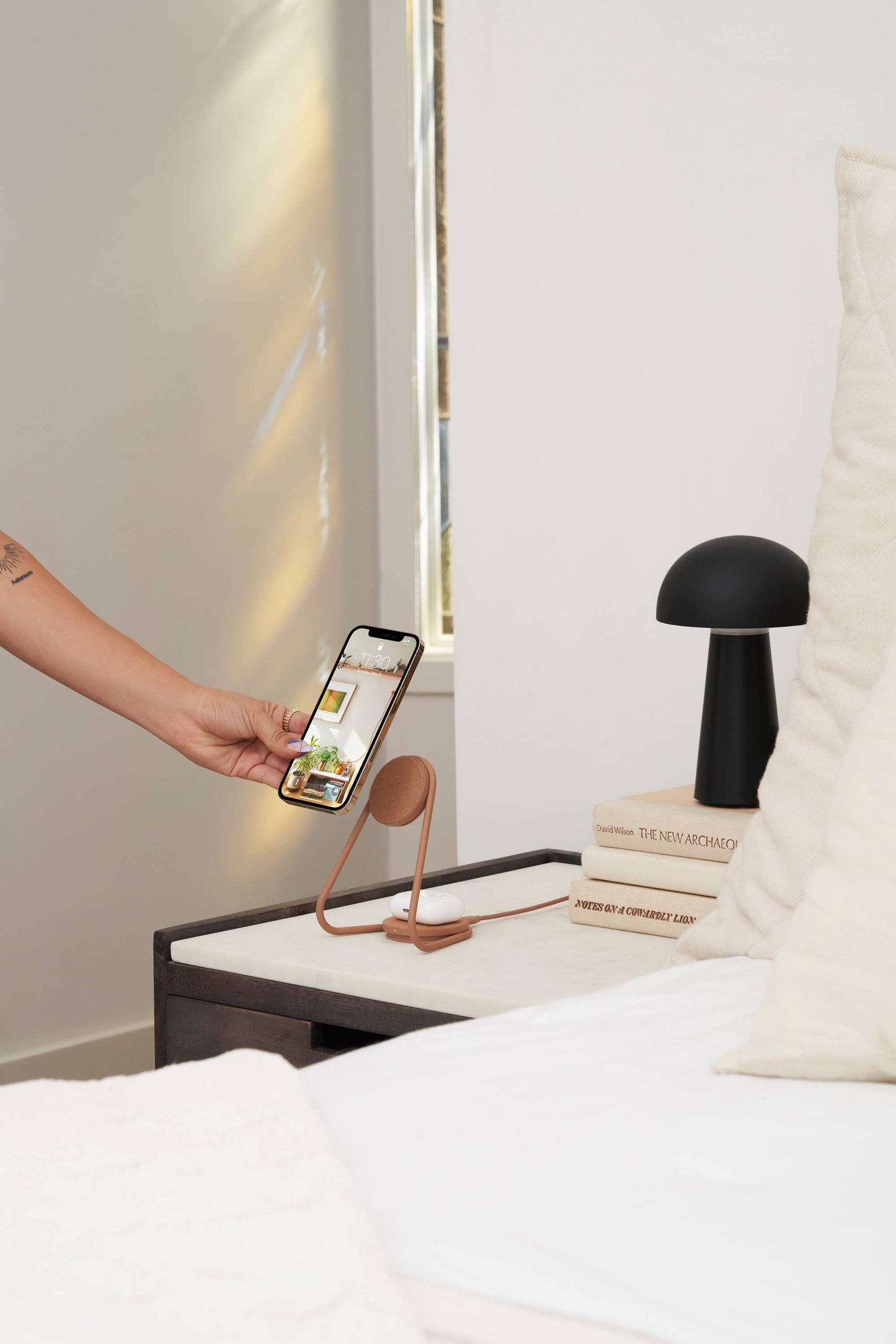Courant - MAG:2 - Essentials Linen Wireless Charger Stand (Magnetic)