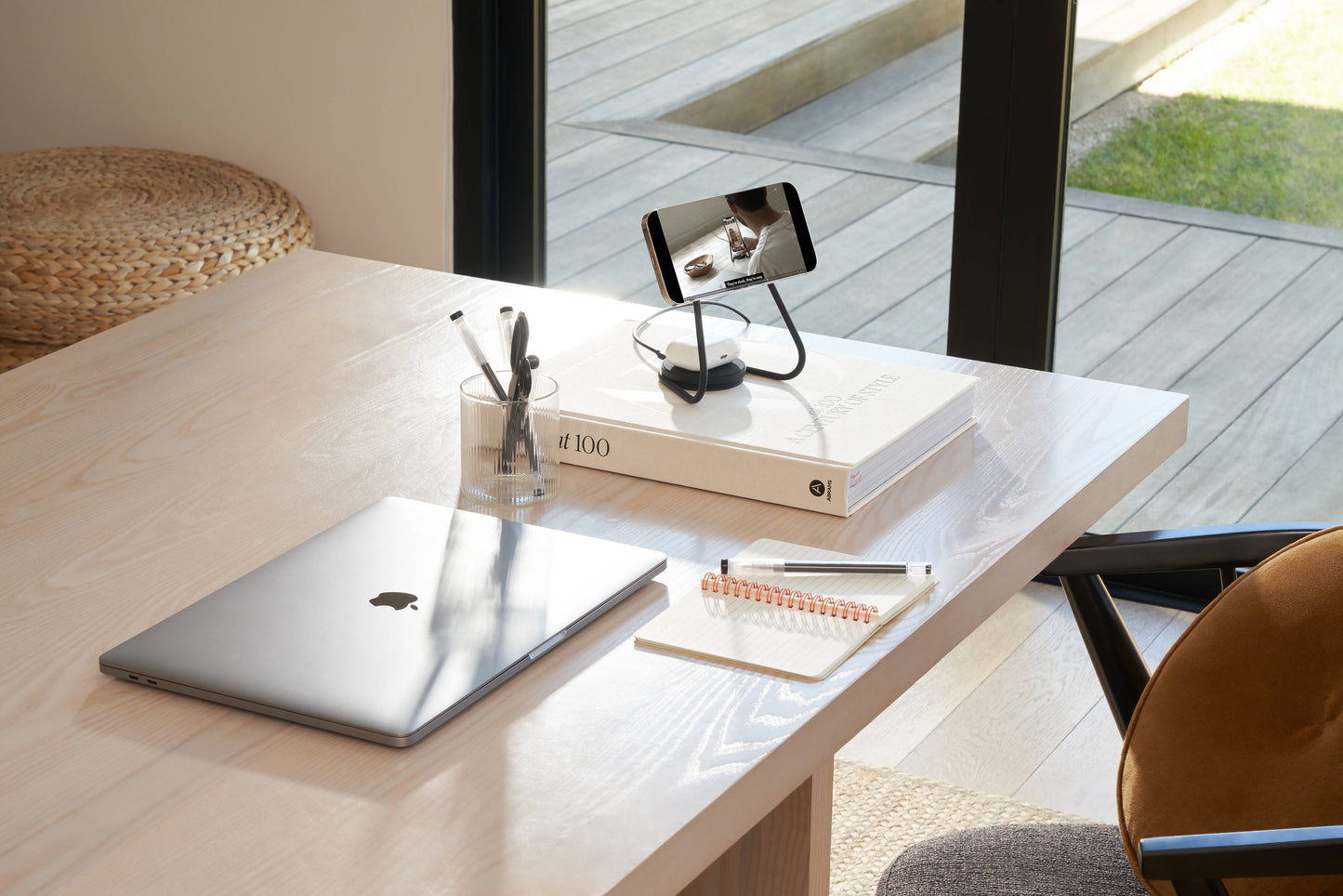 Courant - MAG:2 - Essentials Linen Wireless Charger Stand (Magnetic)