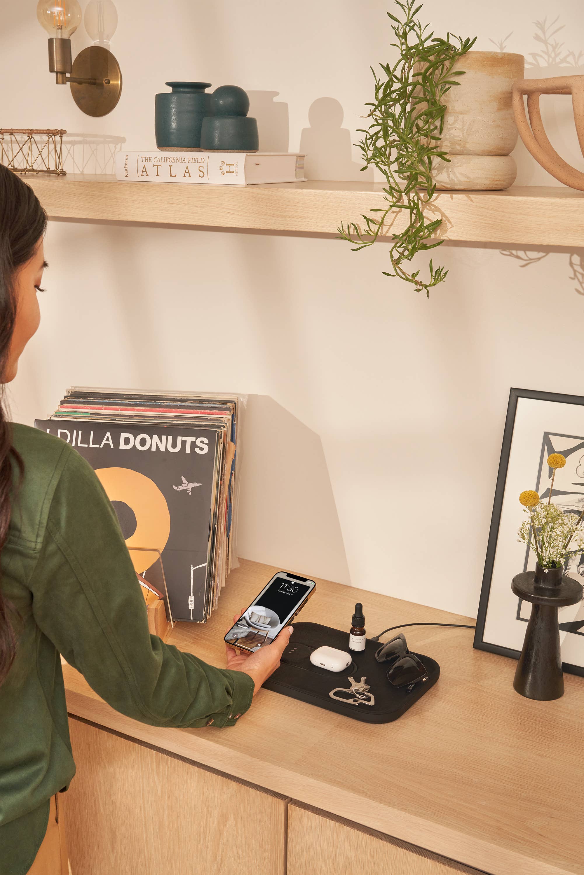 Courant - CATCH:3 - Essentials Linen Wireless Charger with Valet Tray