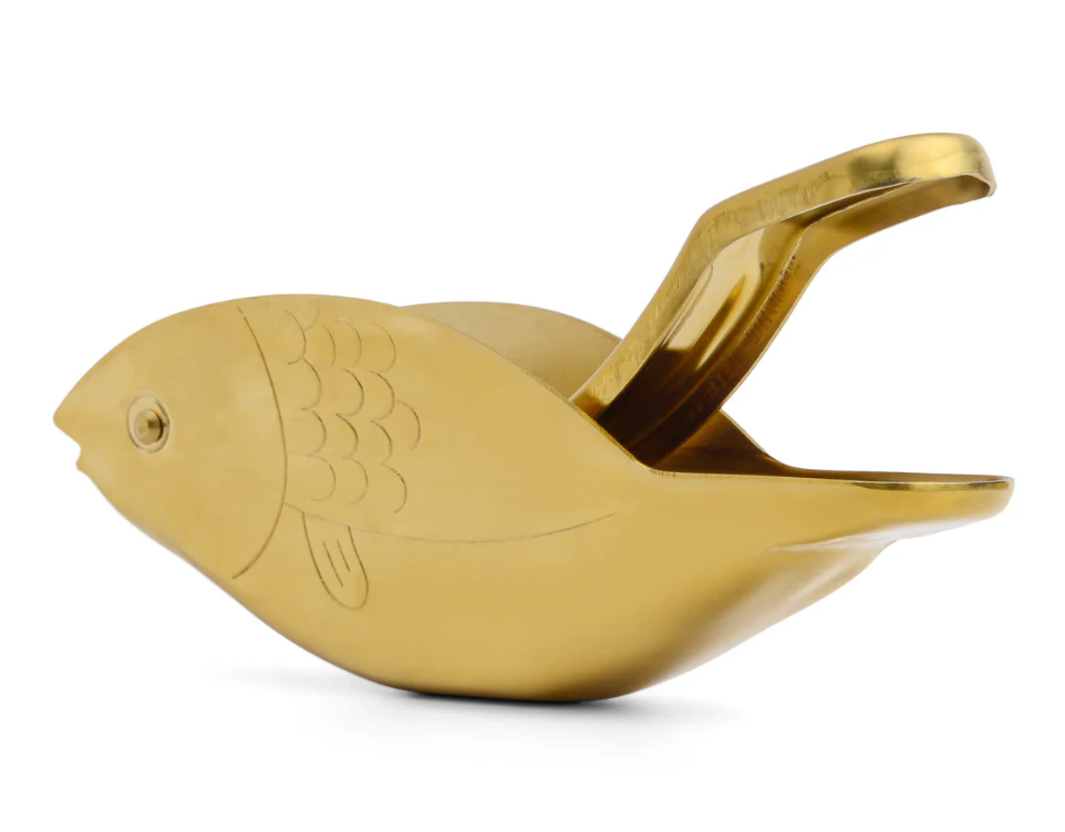HERE'S HOW THE STEVIE FISH CITRUS JUICER