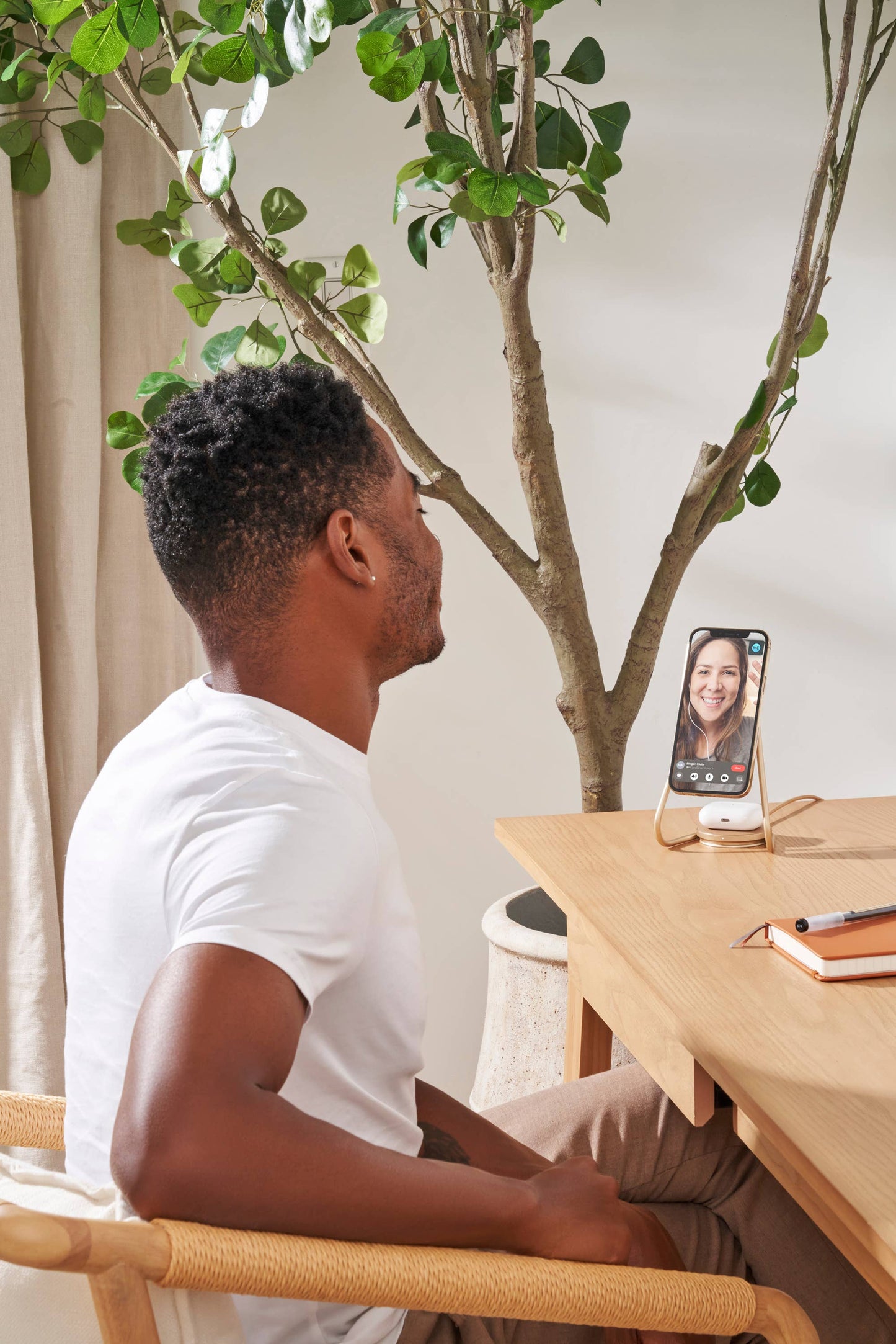 Courant - MAG:2 - Essentials Linen Wireless Charger Stand (Magnetic)